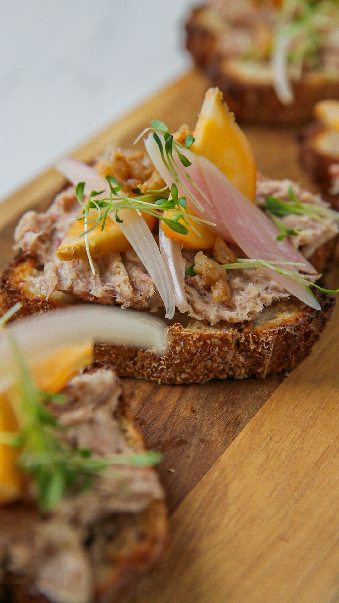 Toast met rillettes en gepickelde raapjes