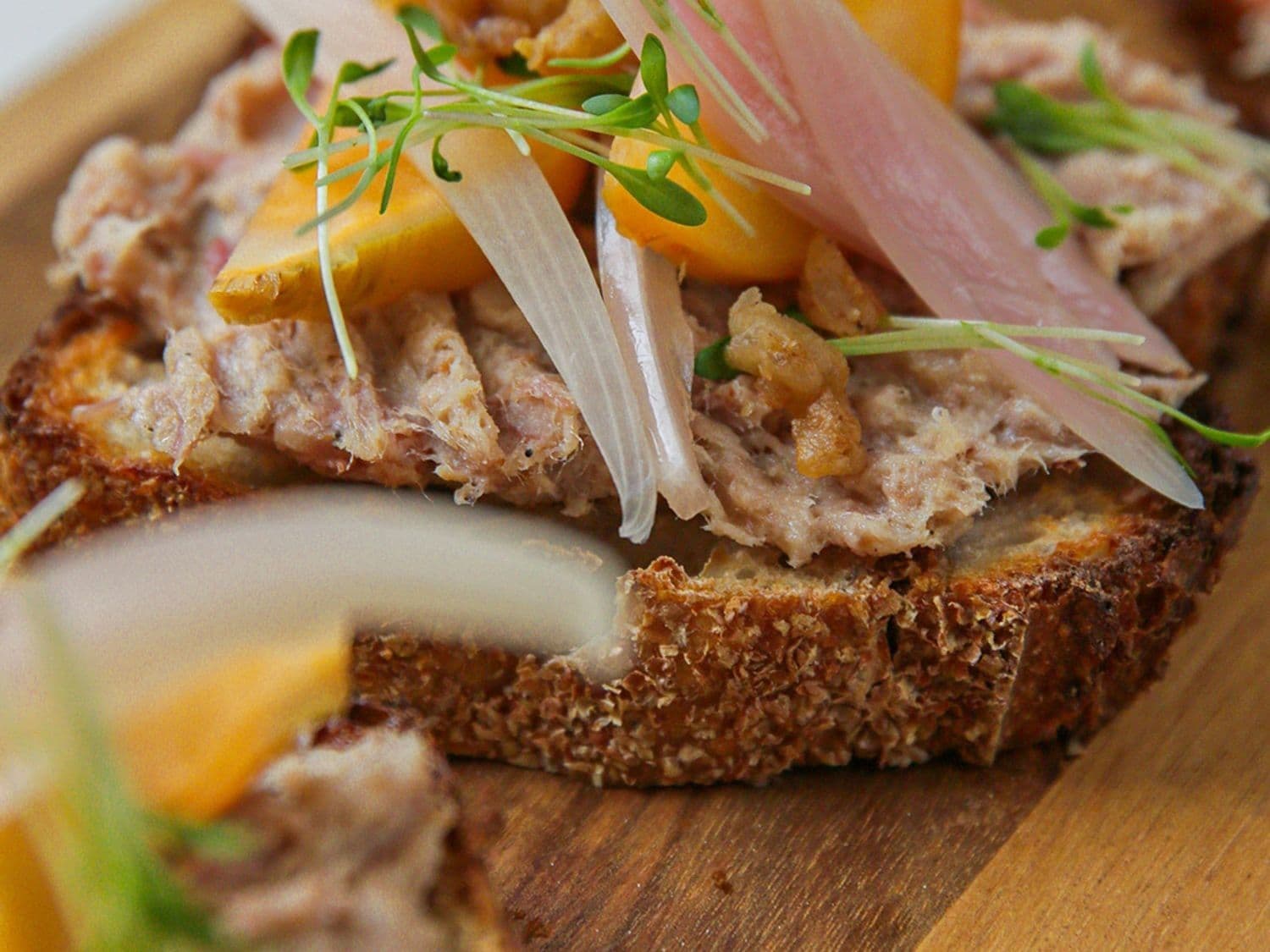 Toast met rillettes en gepickelde raapjes