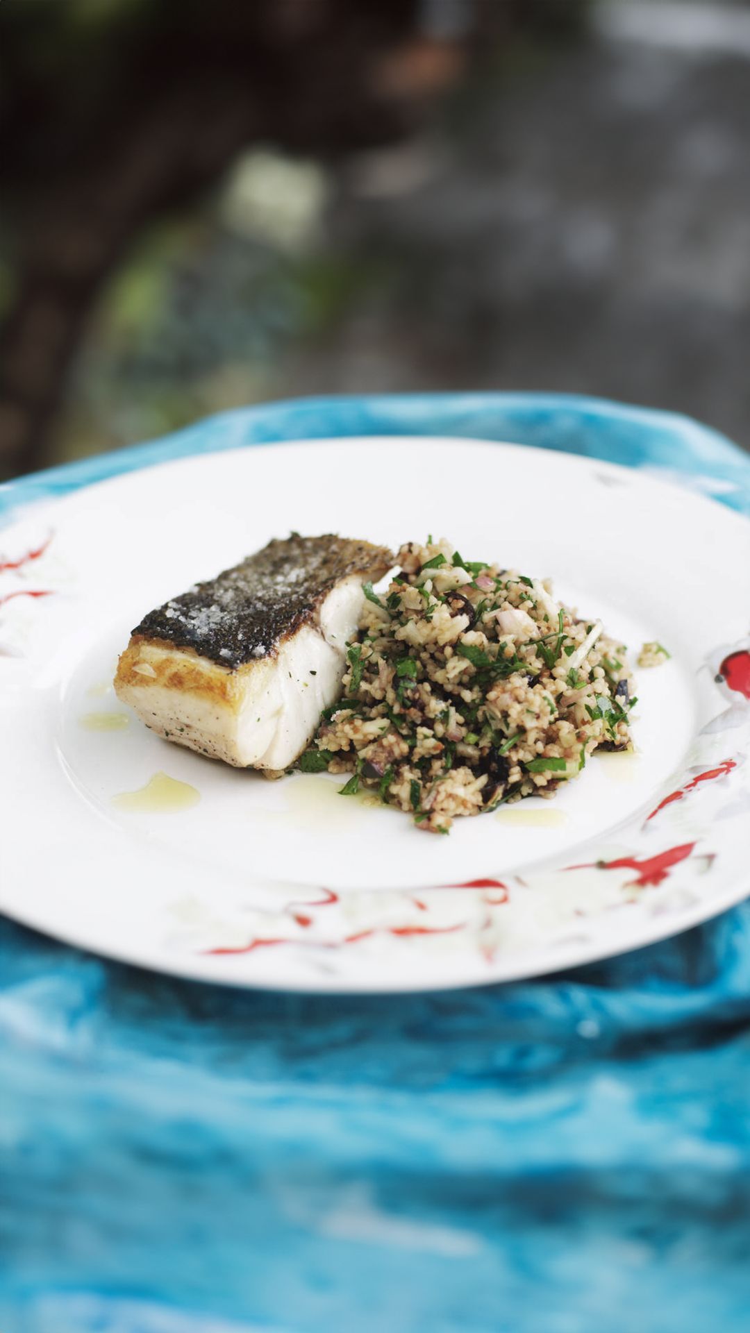 Zeebaars op de barbecue met couscous en venkel-ansjovissalsa