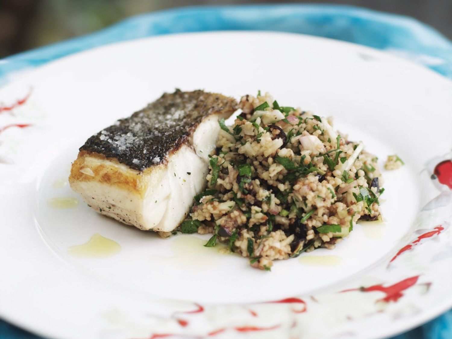 Zeebaars op de barbecue met couscous en venkel-ansjovissalsa