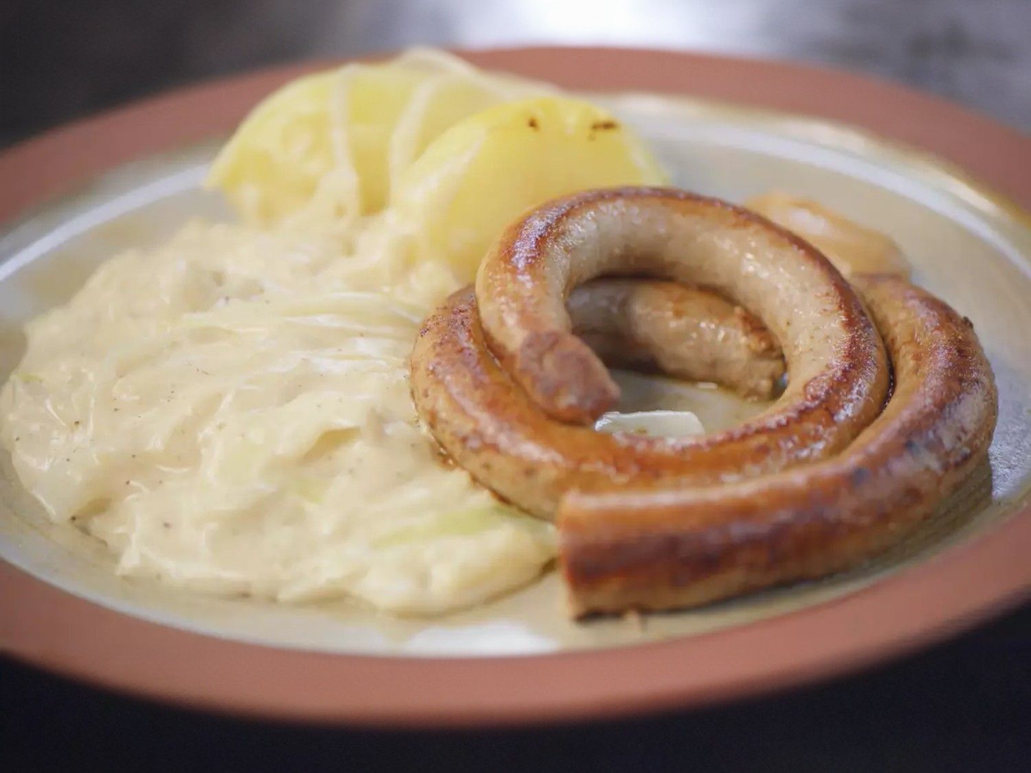 Chipolata met witte kool in witte saus