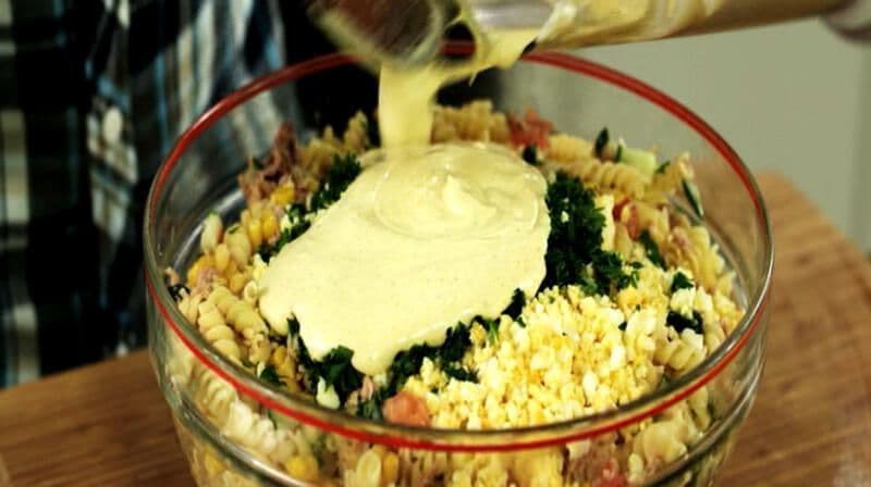 Koude pastasalade met maïs en tonijn