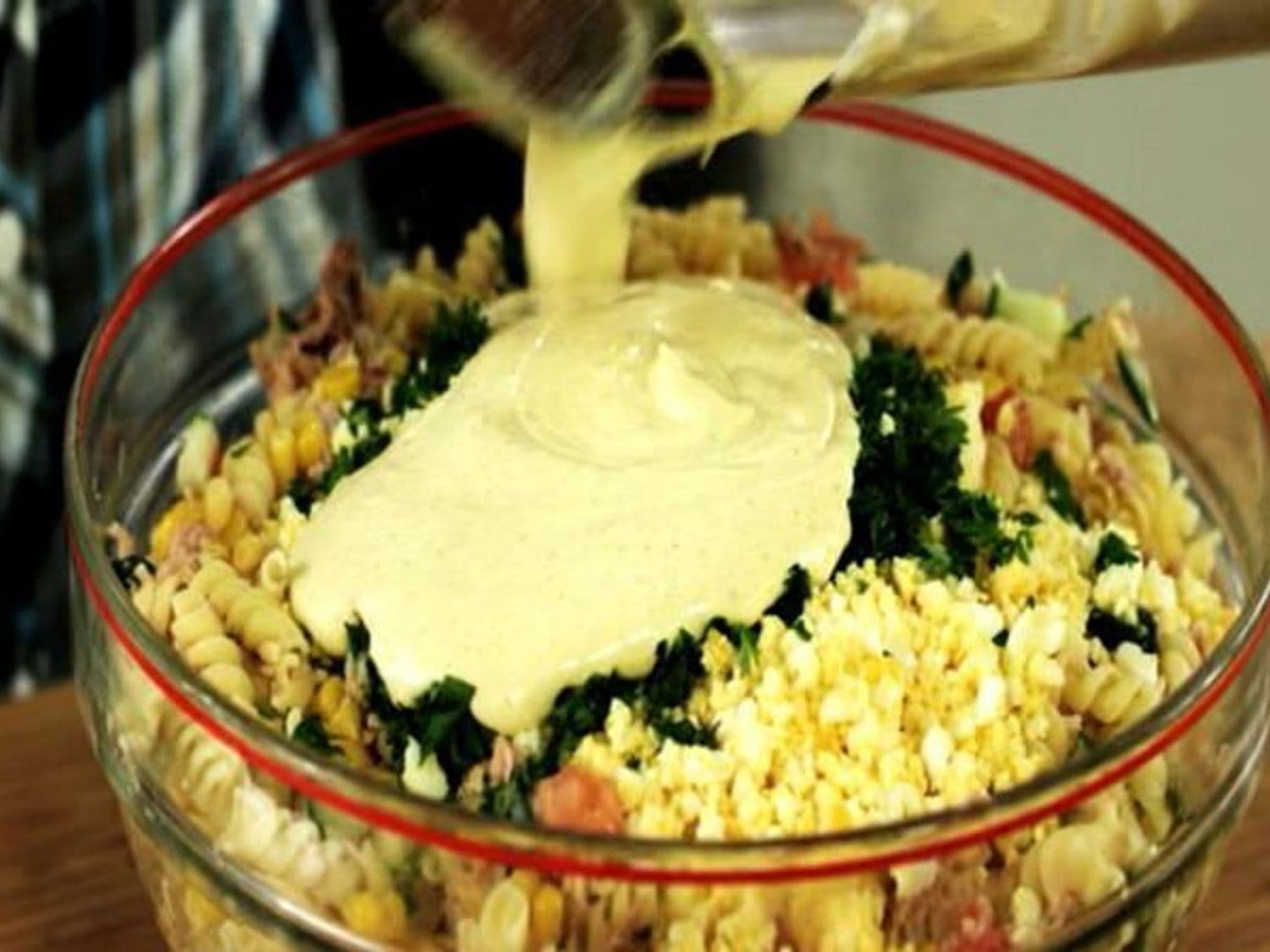 Koude pastasalade met maïs en tonijn