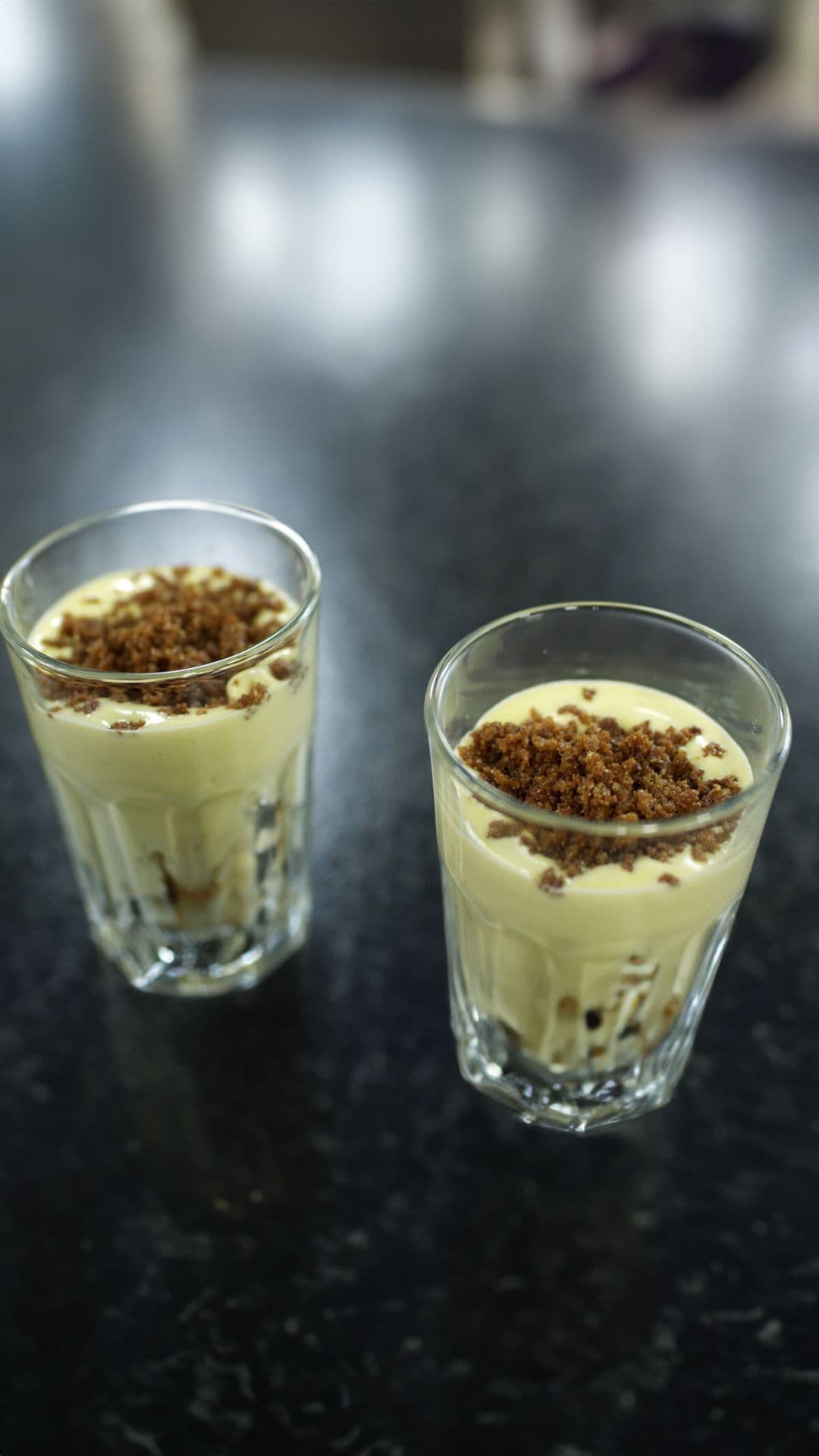 Fruitsalade van peer met sabayon en amandelcrumble
