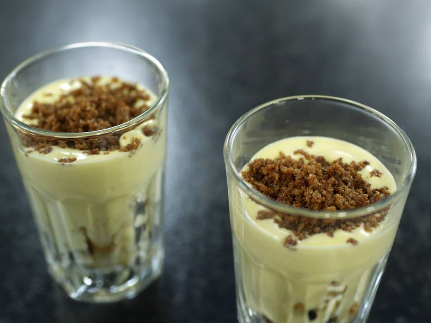 Fruitsalade van peer met sabayon en amandelcrumble