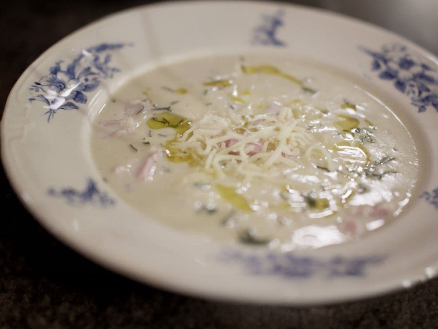 Aardpeersoep met ham, gemalen kaas en salie