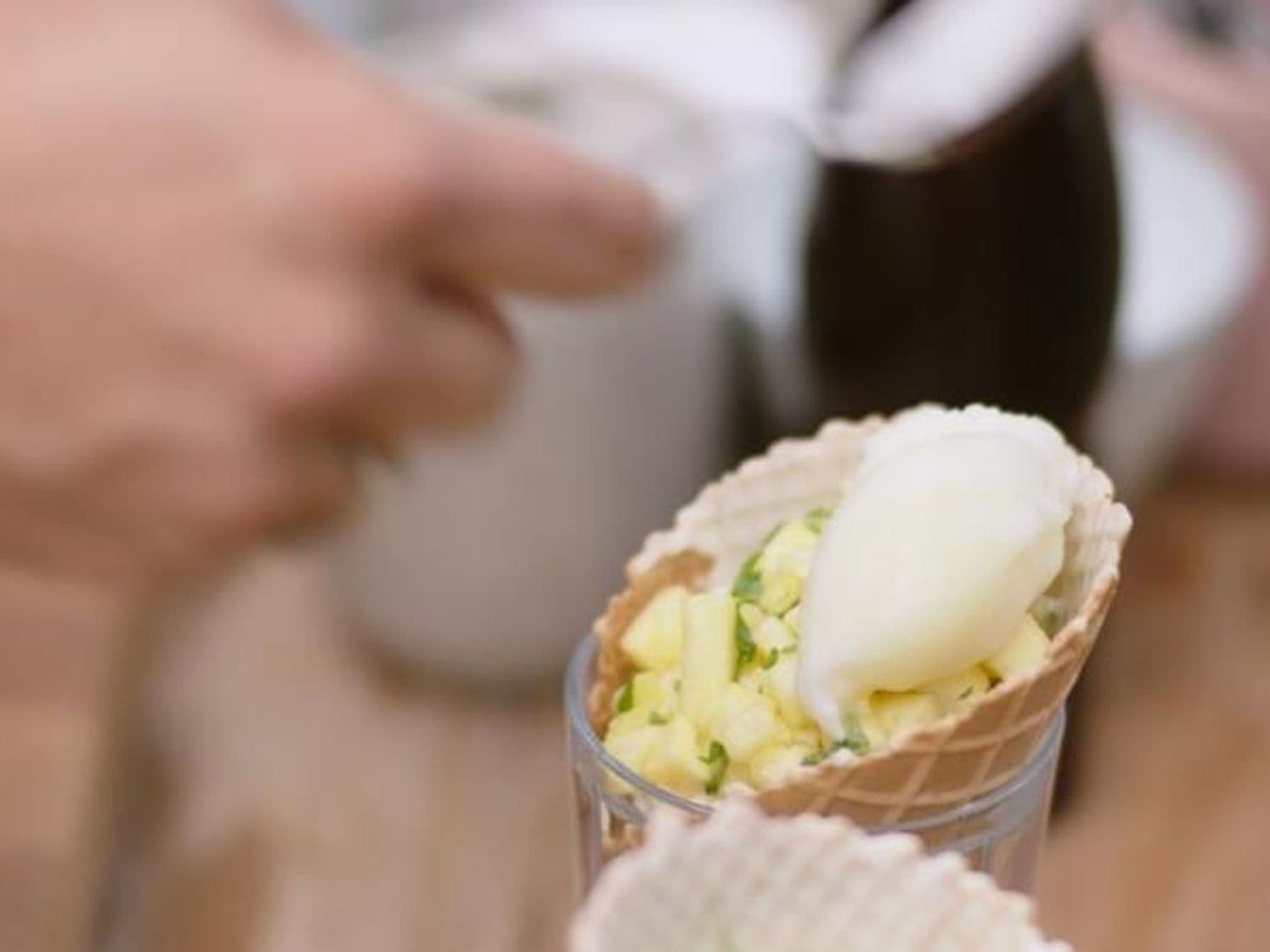 IJshoorn met mascarpone, ananassalade en sorbet van ananas