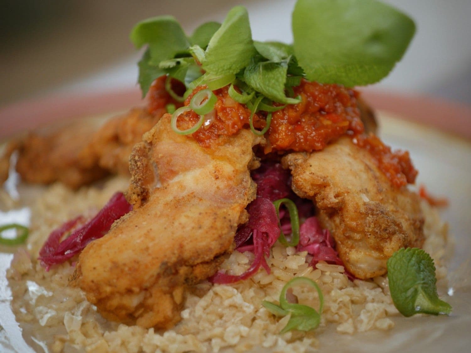 Krokante kip met zoetzure rode kool, verse sambal en bruine rijst