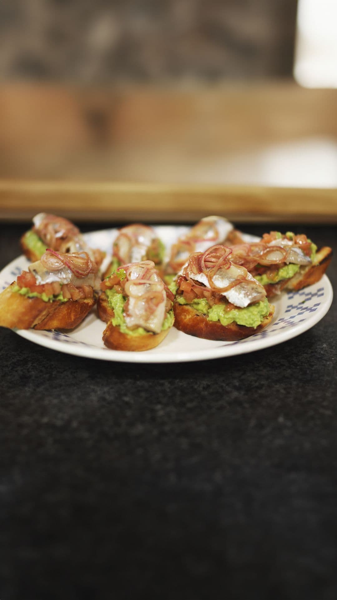 Bruschetta met guacamole, gerookte sprot en tomatensalsa
