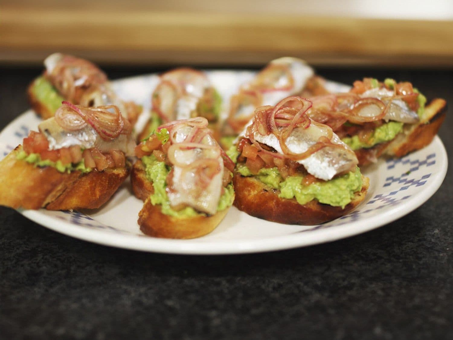 Bruschetta met guacamole, gerookte sprot en tomatensalsa