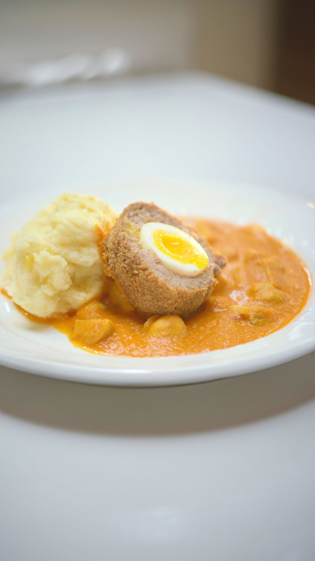 Vogelnestjes met tomatensaus en paddenstoelen