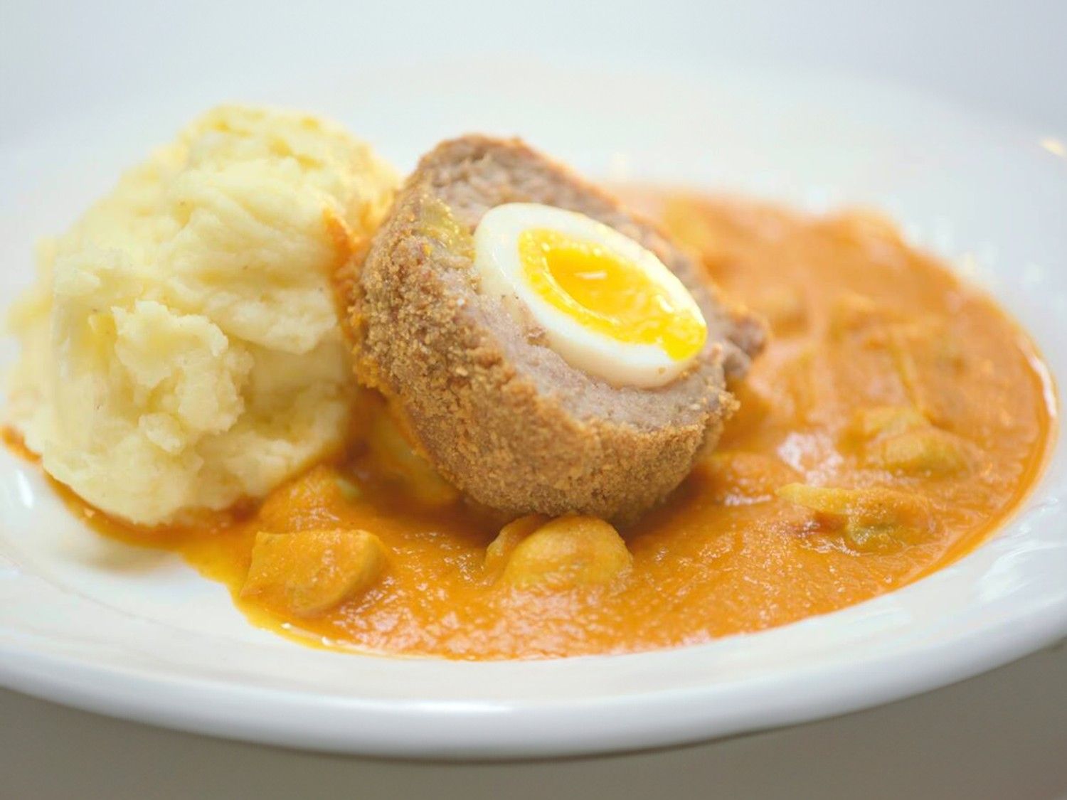Vogelnestjes met tomatensaus en paddenstoelen