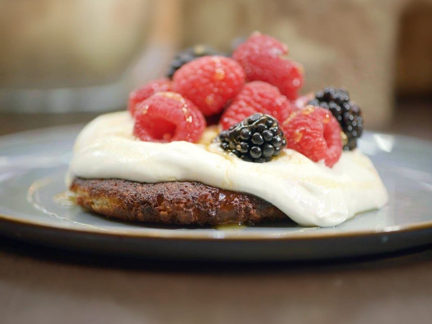Havermoutkoekjes met kokos, plattekaas en fruit