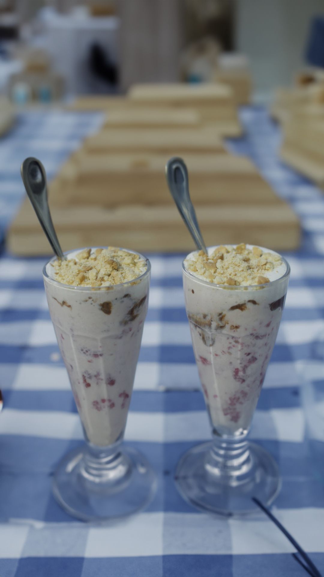 Vanillecoupe met geplette frambozen en chocoladesaus