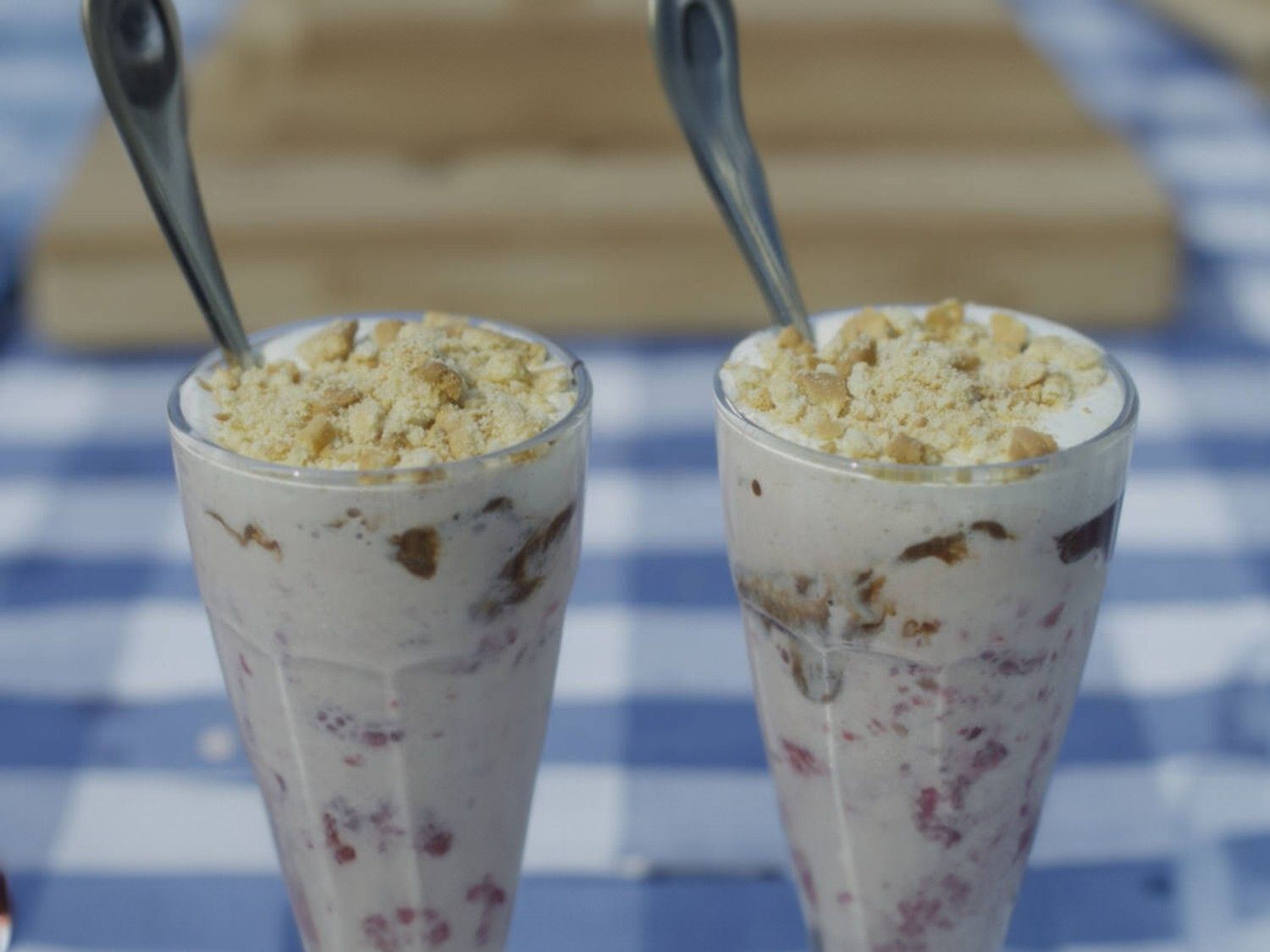 Vanillecoupe met geplette frambozen en chocoladesaus