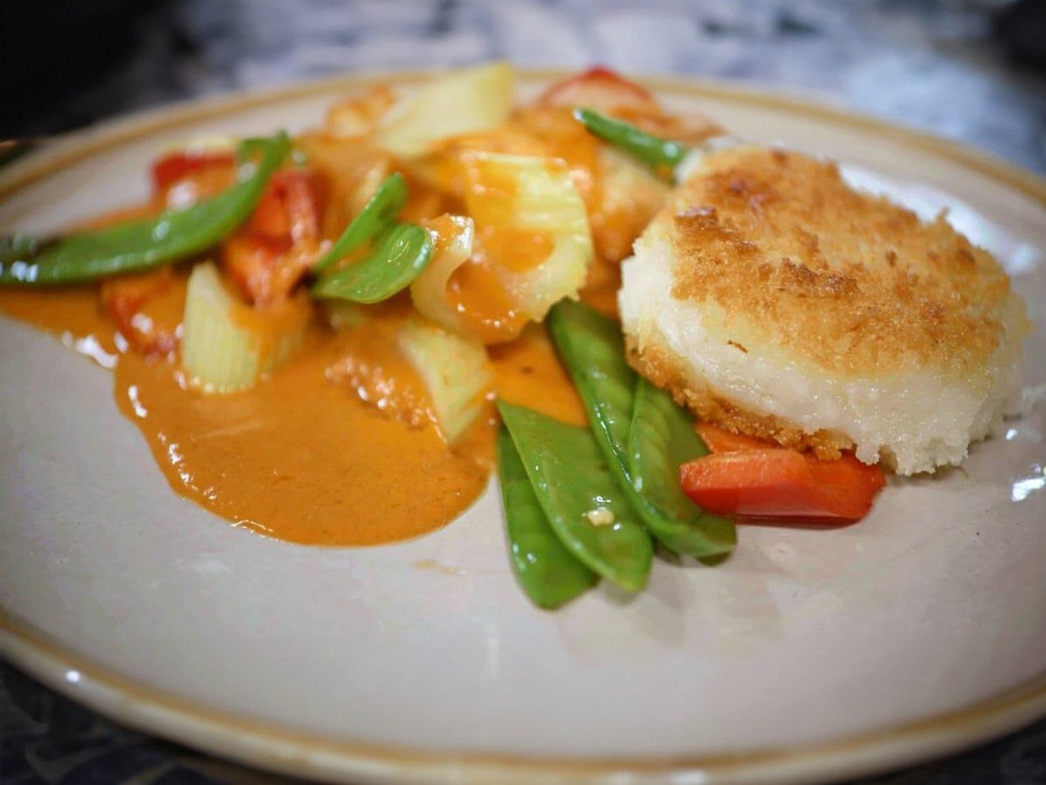 Zeewolf met rode curry en sticky rice kroketjes