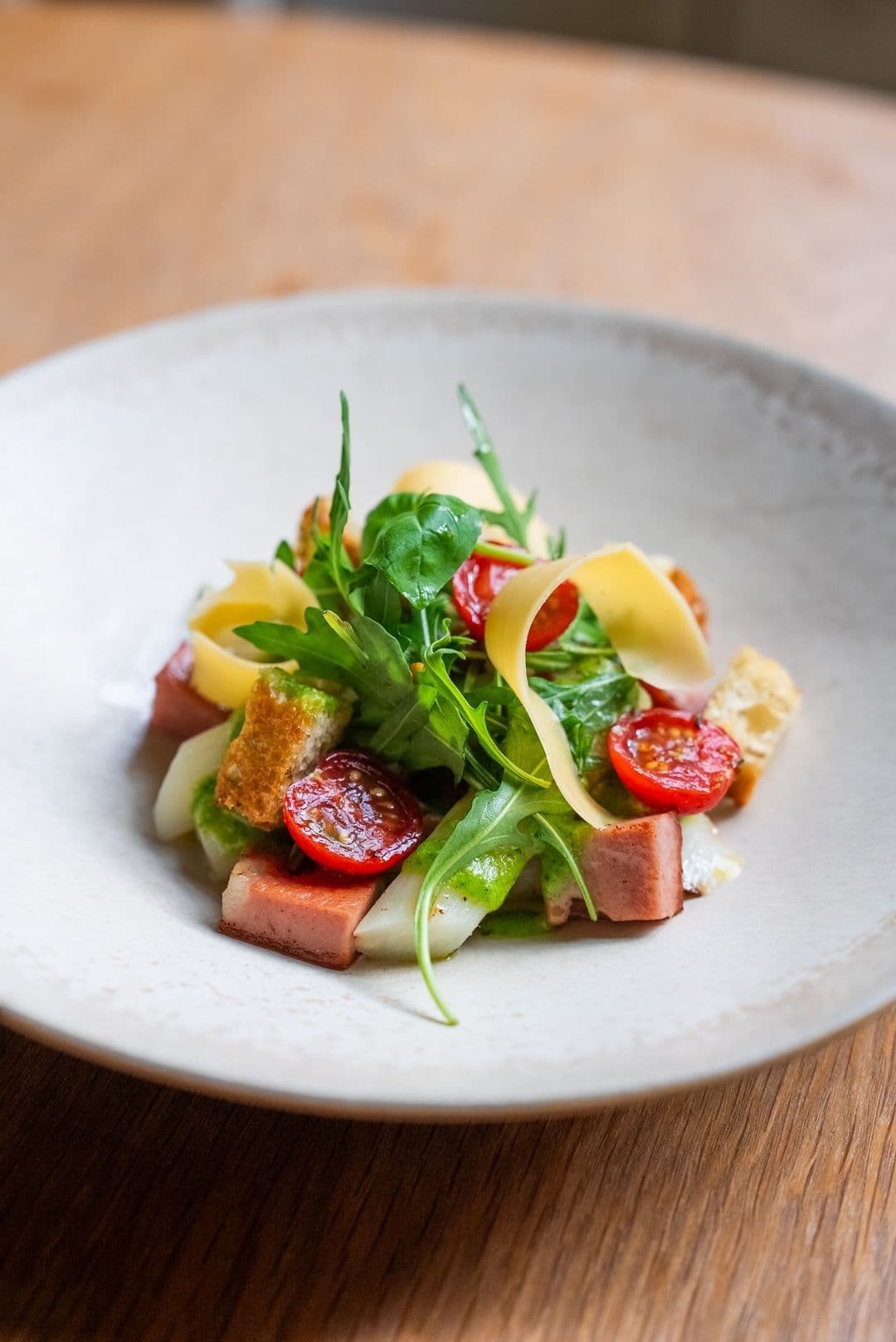 Salade met gegrilde asperges, tomaat, mortadella en pesto met Flandrien