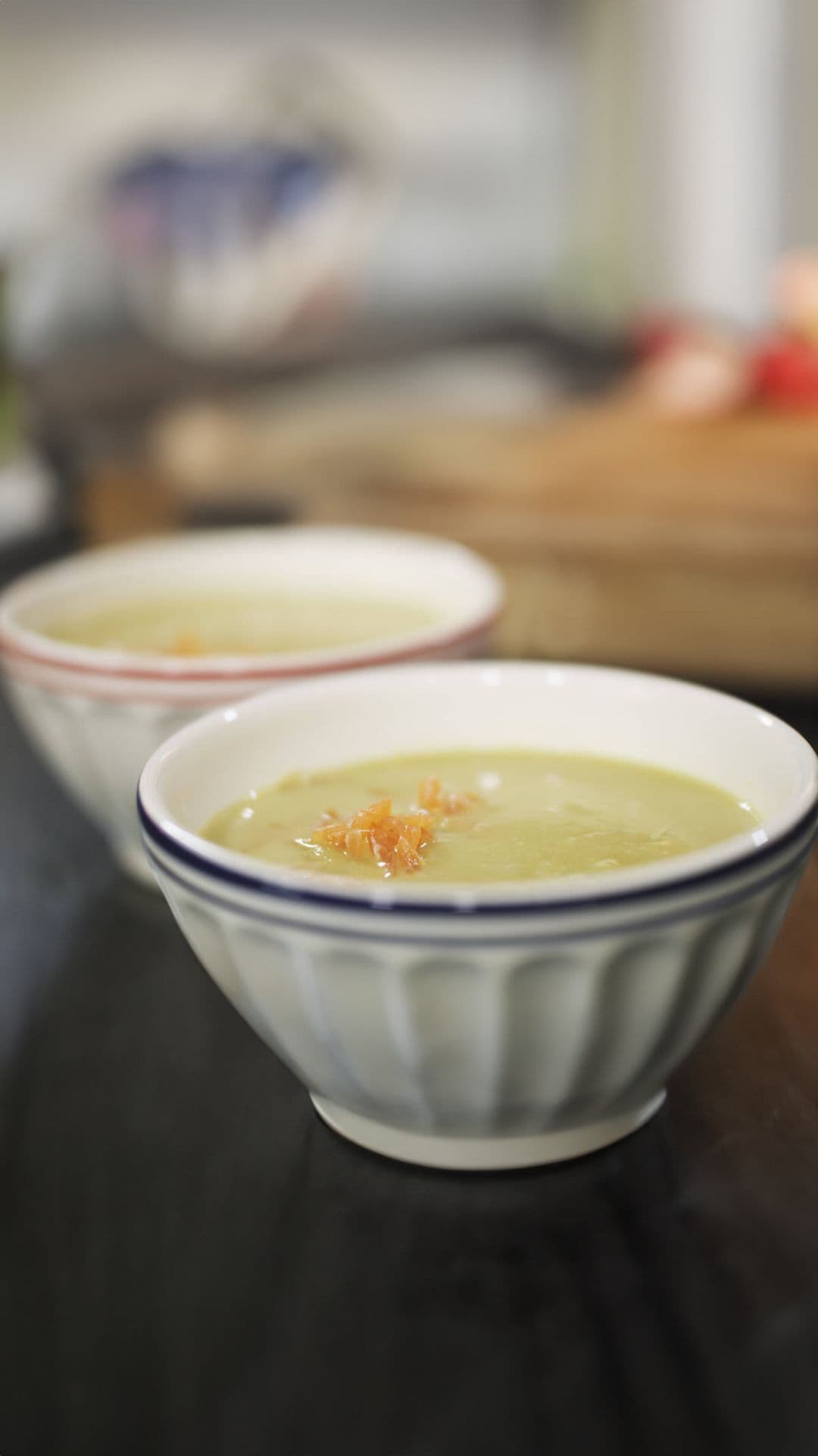 Witloofsoep met curry en gerookte zalm