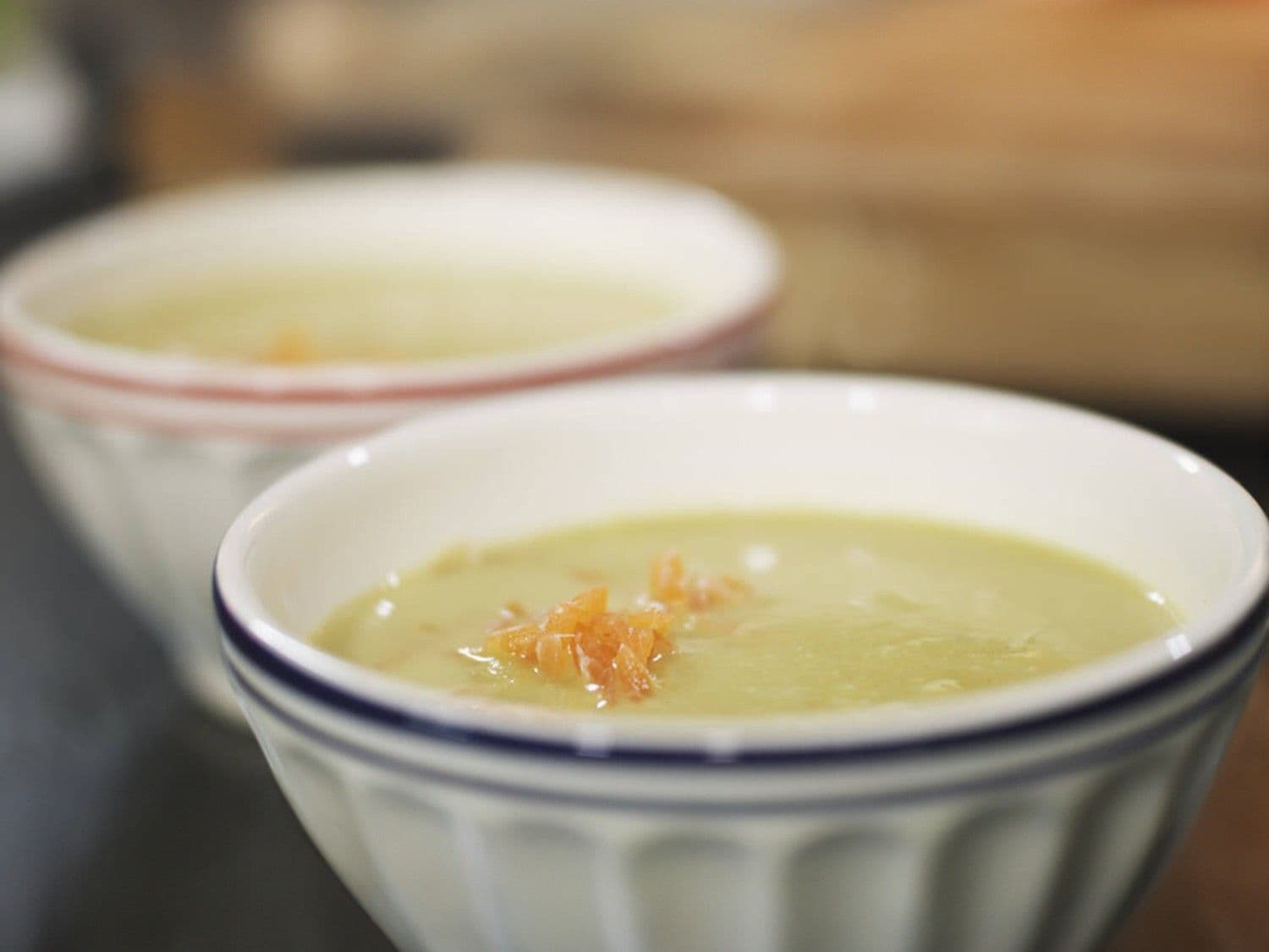 Witloofsoep met curry en gerookte zalm