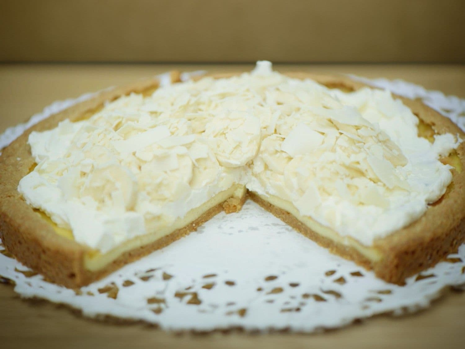 Bananentaart met Bretoens zanddeeg, slagroom en witte chocolade