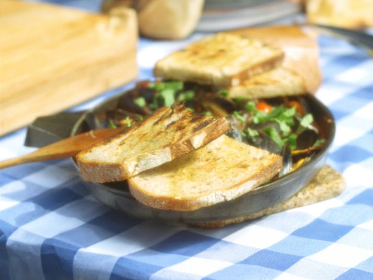 Mosselen ‘à la provençale’ met getoast brood