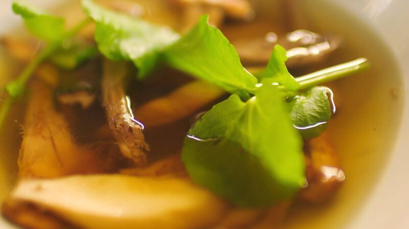 Consommé van boschampignons met gekonfijte eend