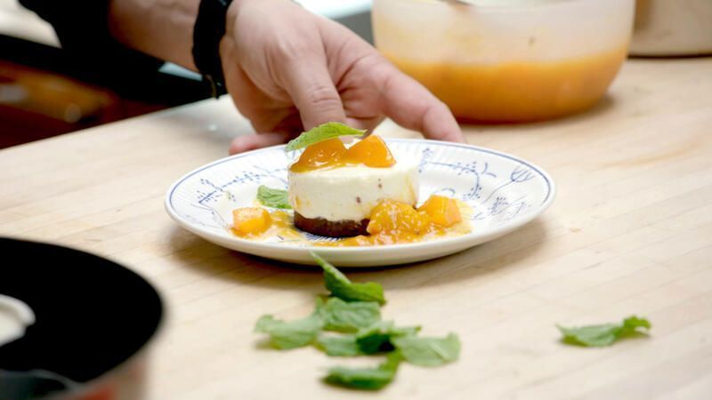 Witte chocolademousse met gepocheerde abrikozen