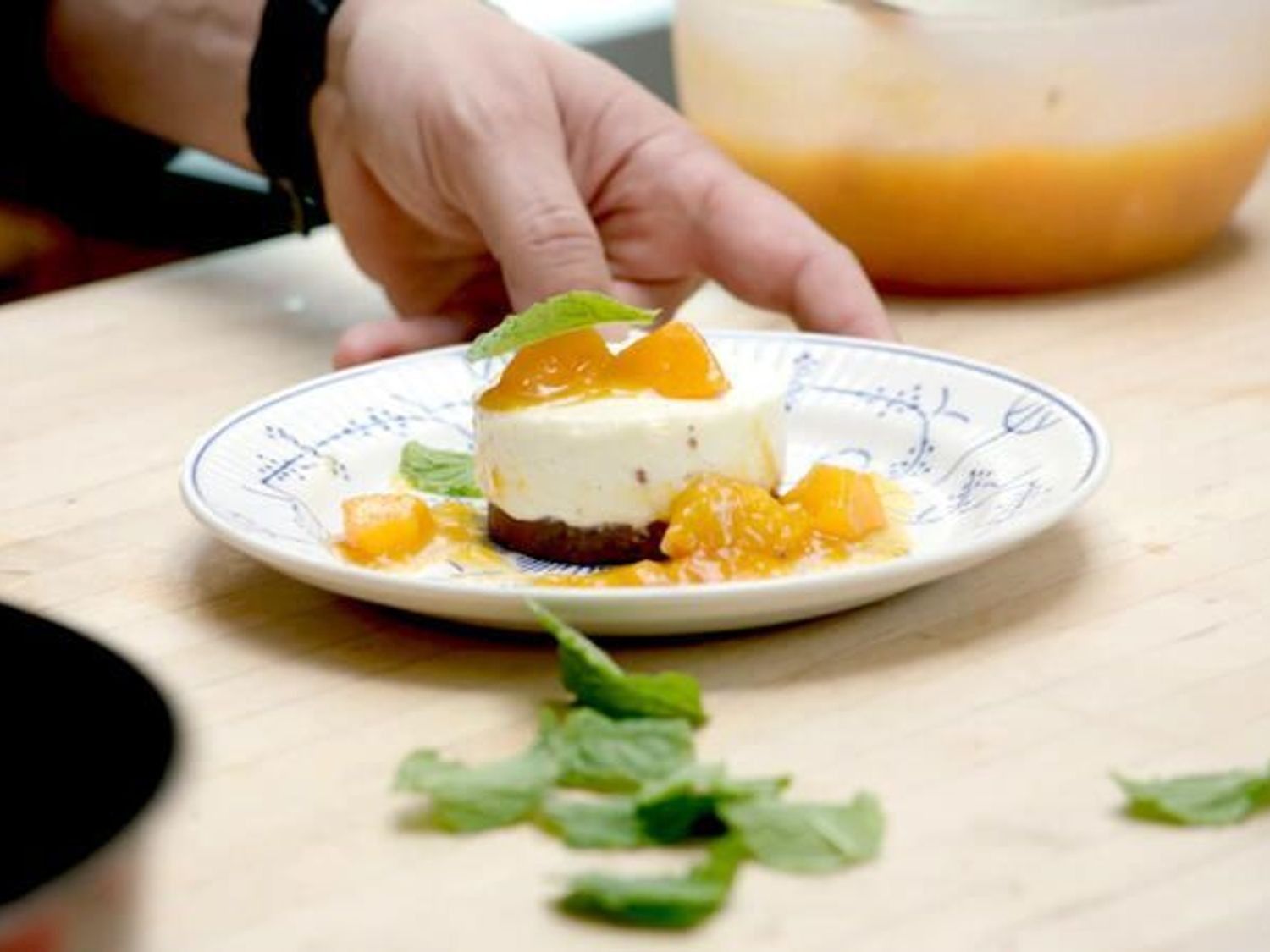 Witte chocolademousse met gepocheerde abrikozen