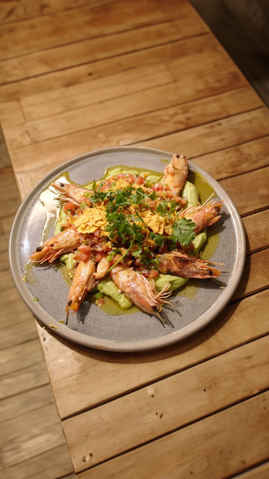Gebakken gamba's met guacamole en pico de gallo