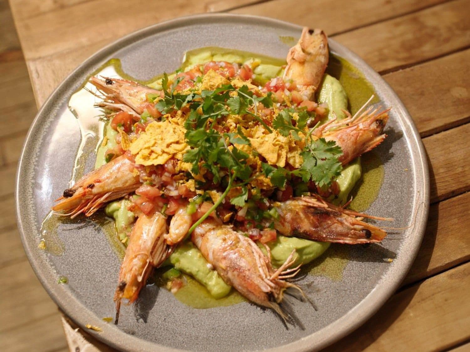 Gebakken gamba's met guacamole en pico de gallo