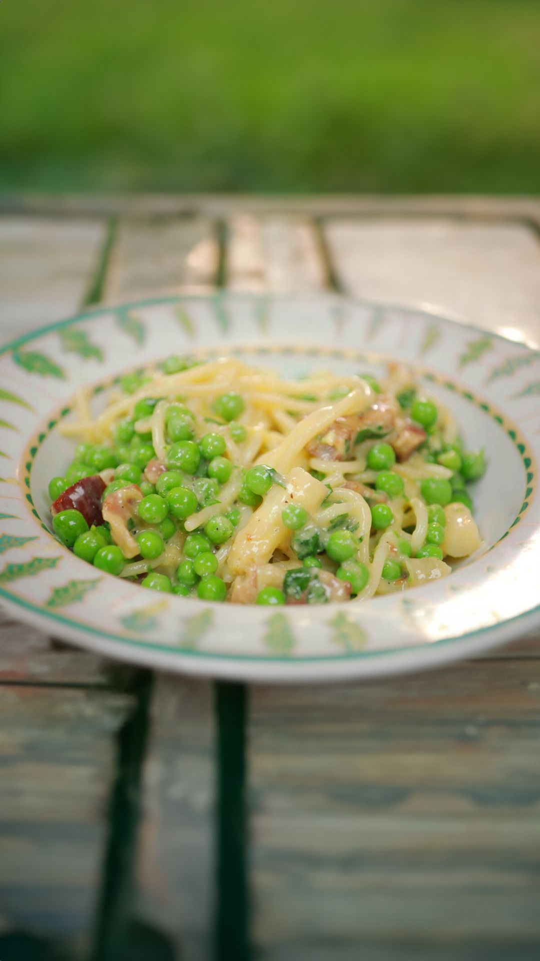 Pasta carbonara met asperges en verse erwtjes