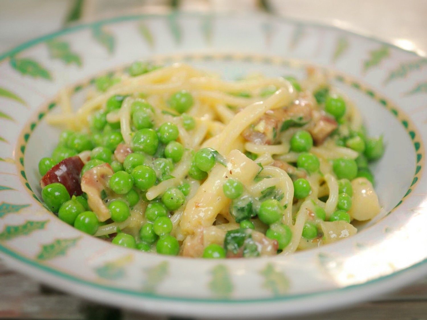 Pasta carbonara met asperges en verse erwtjes