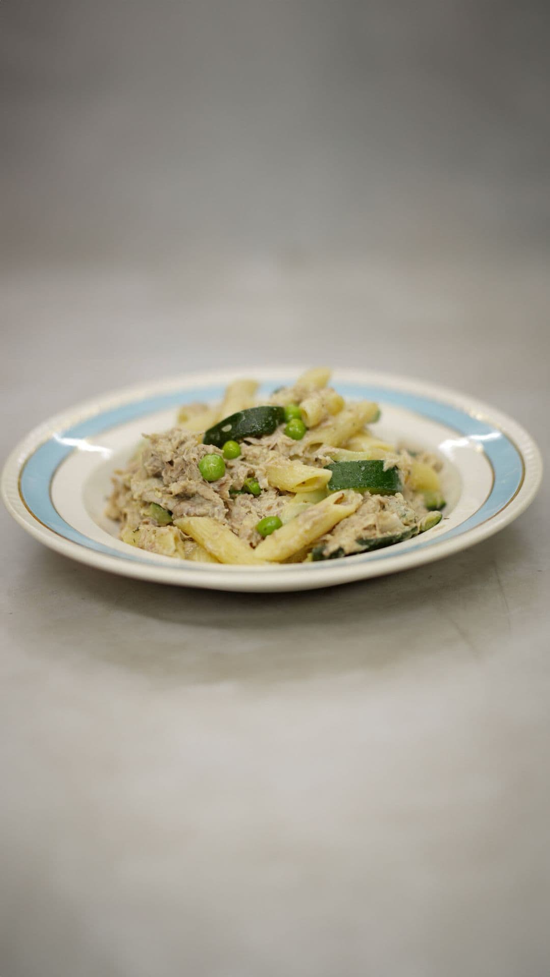 Penne à la carbonara met kalkoen, courgette en erwten