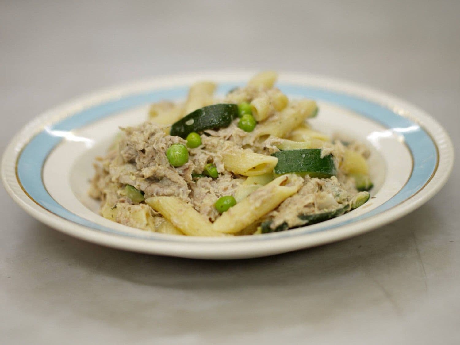Penne à la carbonara met kalkoen, courgette en erwten