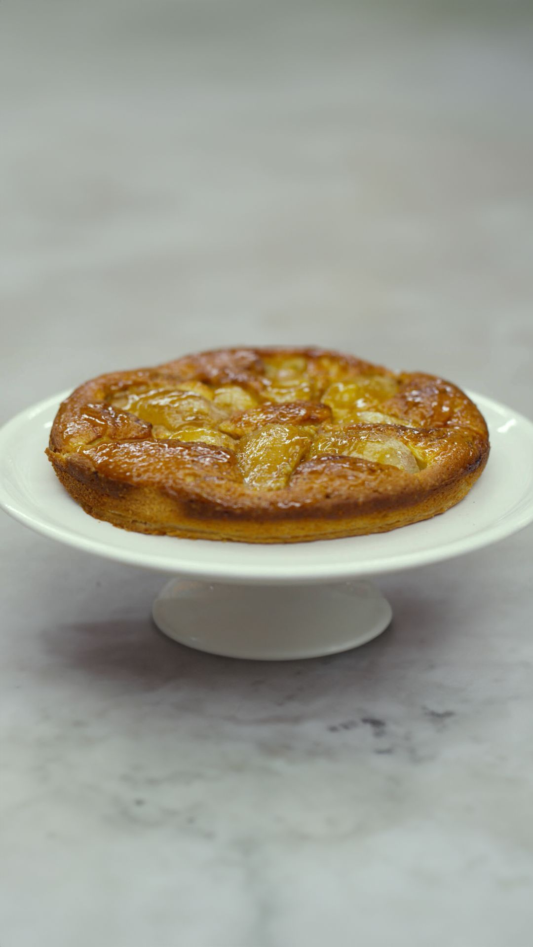 Perentaart van bladerdeeg en cakebeslag