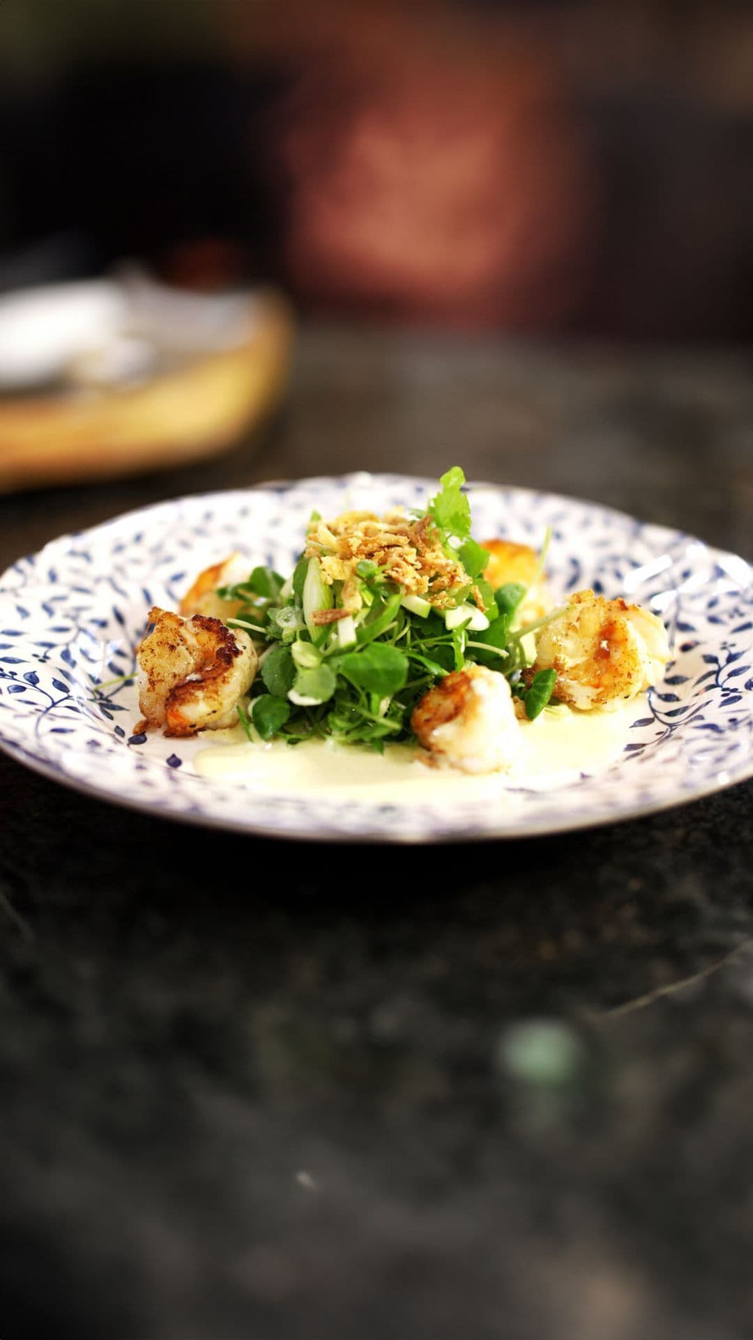 Salade met scampi, appel en curry