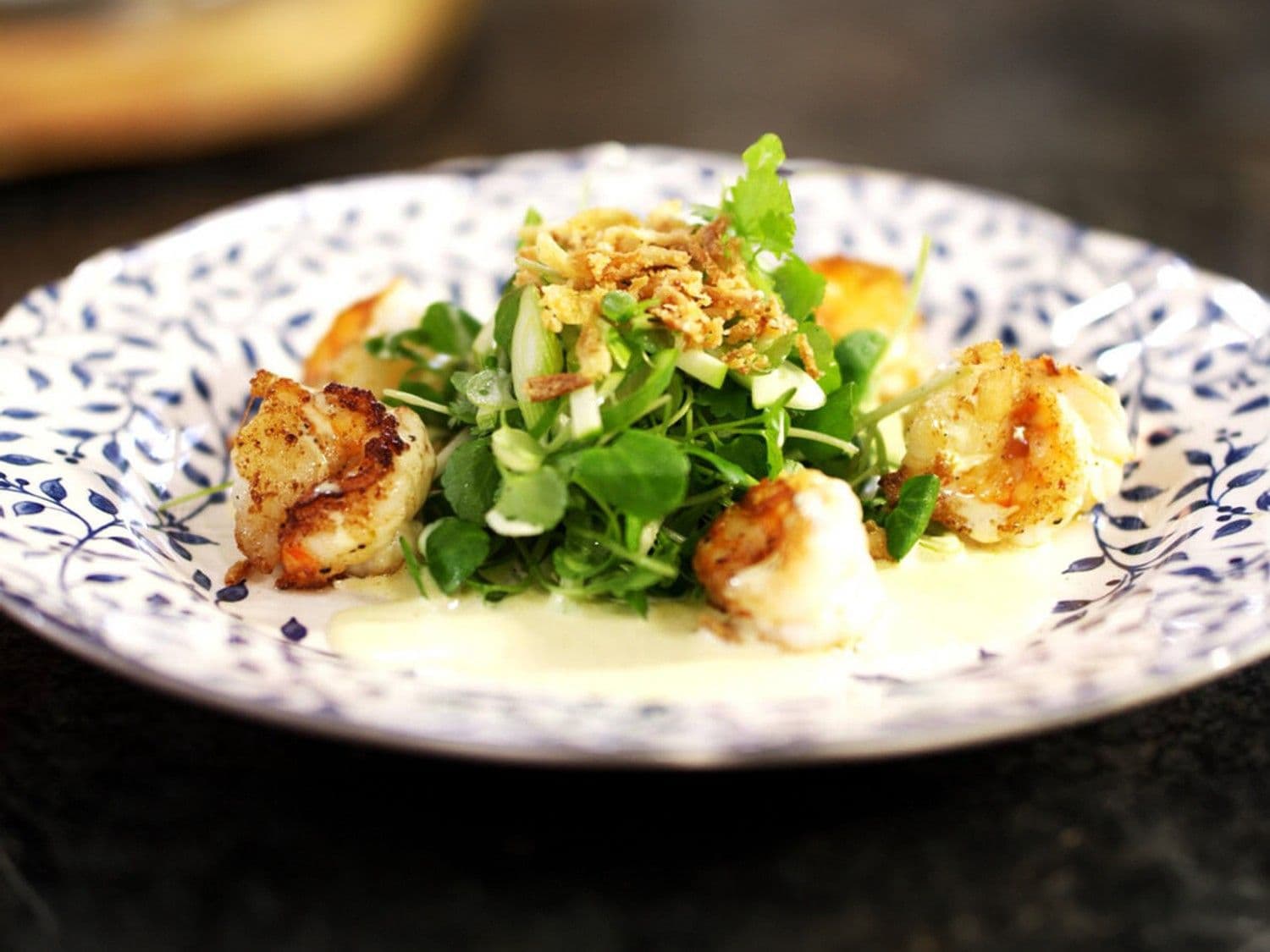 Salade met scampi, appel en curry