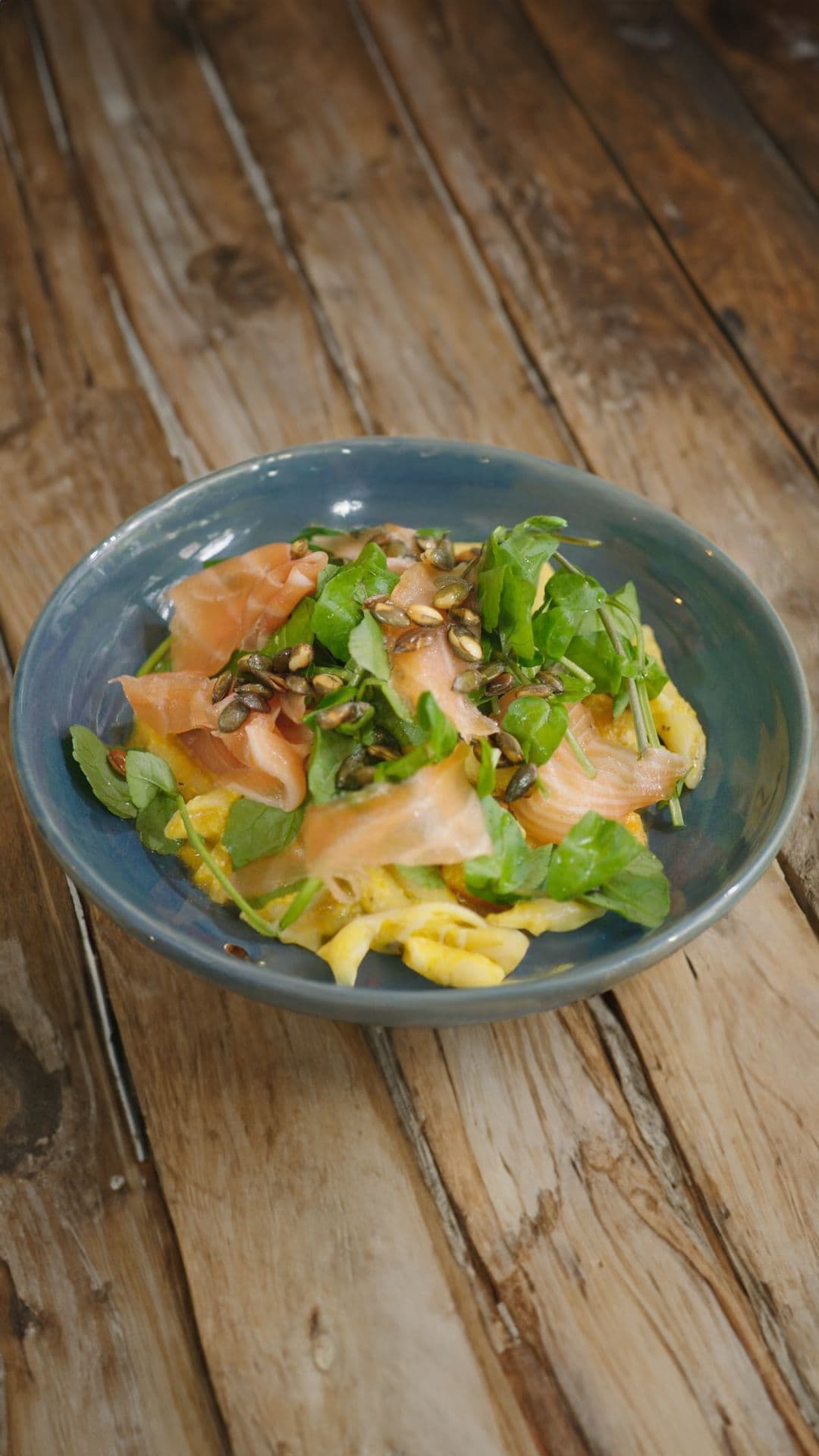 Penne carbonara met pompoen en gerookte zalm