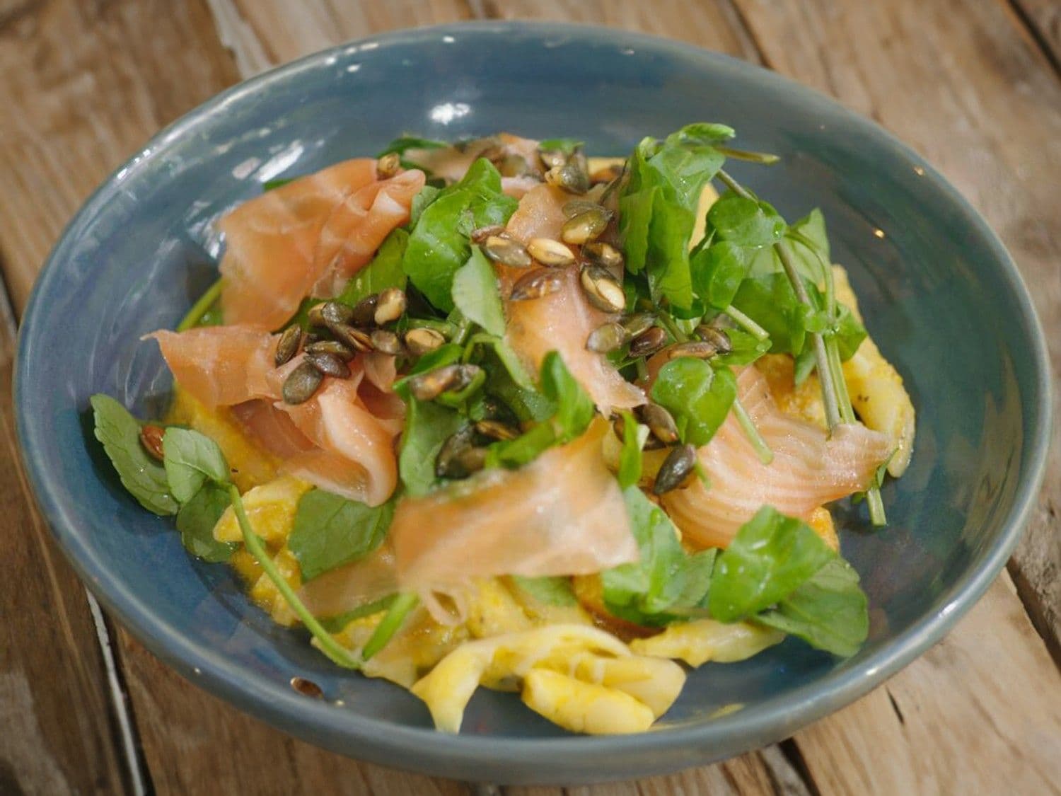 Penne carbonara met pompoen en gerookte zalm