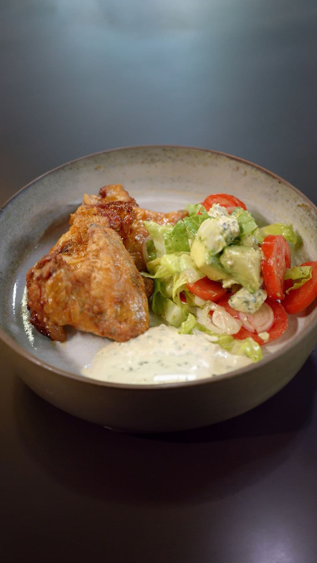 Pikante kippenvleugels, salade met blauwe kaas, avocado en ranch dressing