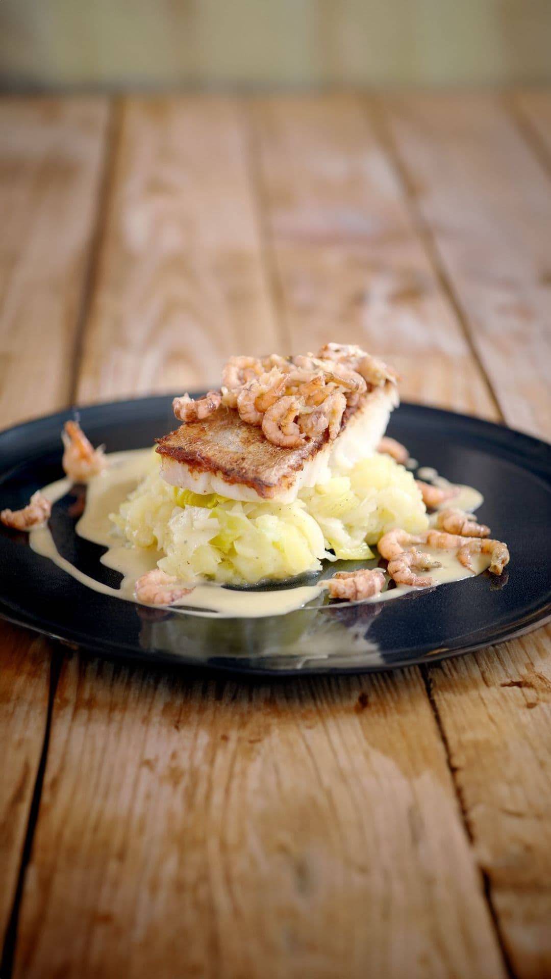 Pollak met grijze garnalen, beurre blanc en prei 
