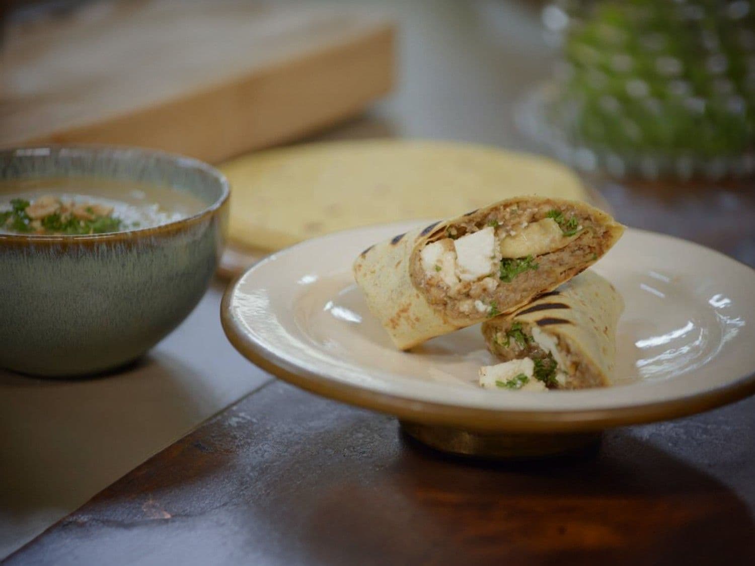 Champignonsoep en gegrilde wrap met duxelle, hazelnoot en feta