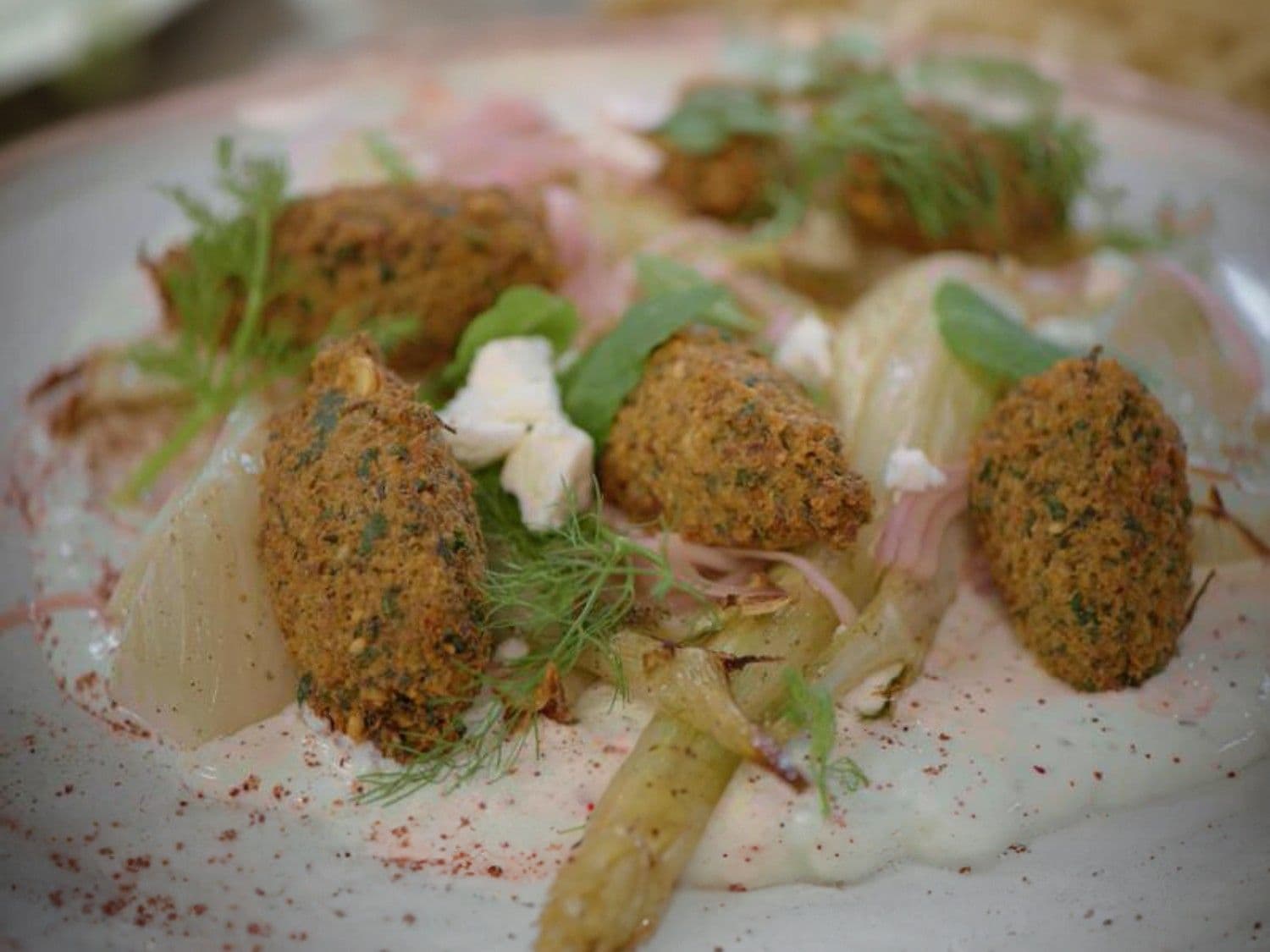 Geroosterde venkel met fetacrème en falafel