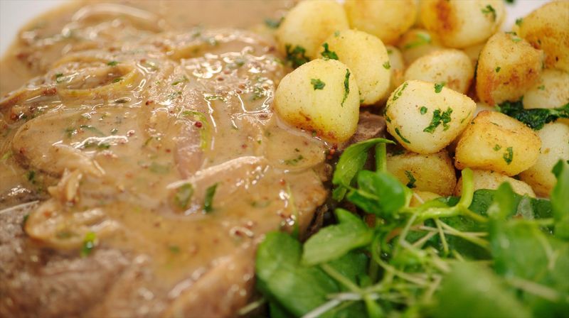 Varkensspiering met parisienne aardappelen en waterkers