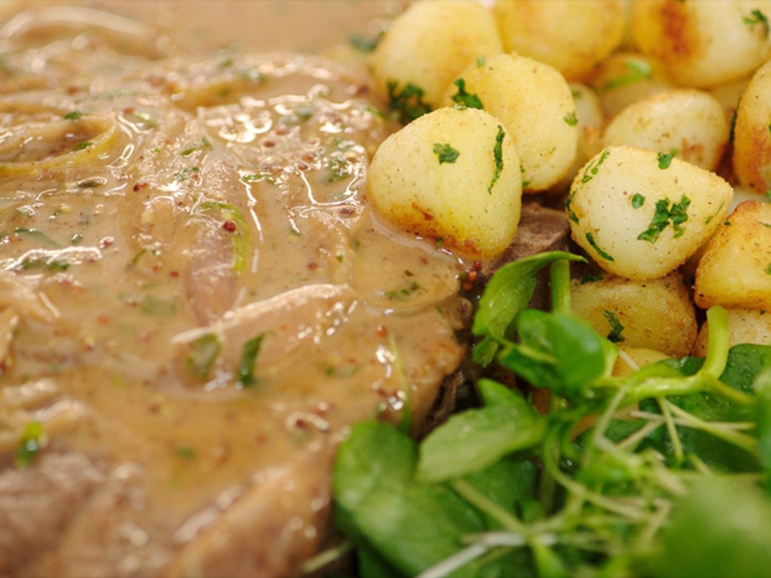 Varkensspiering met parisienne aardappelen en waterkers