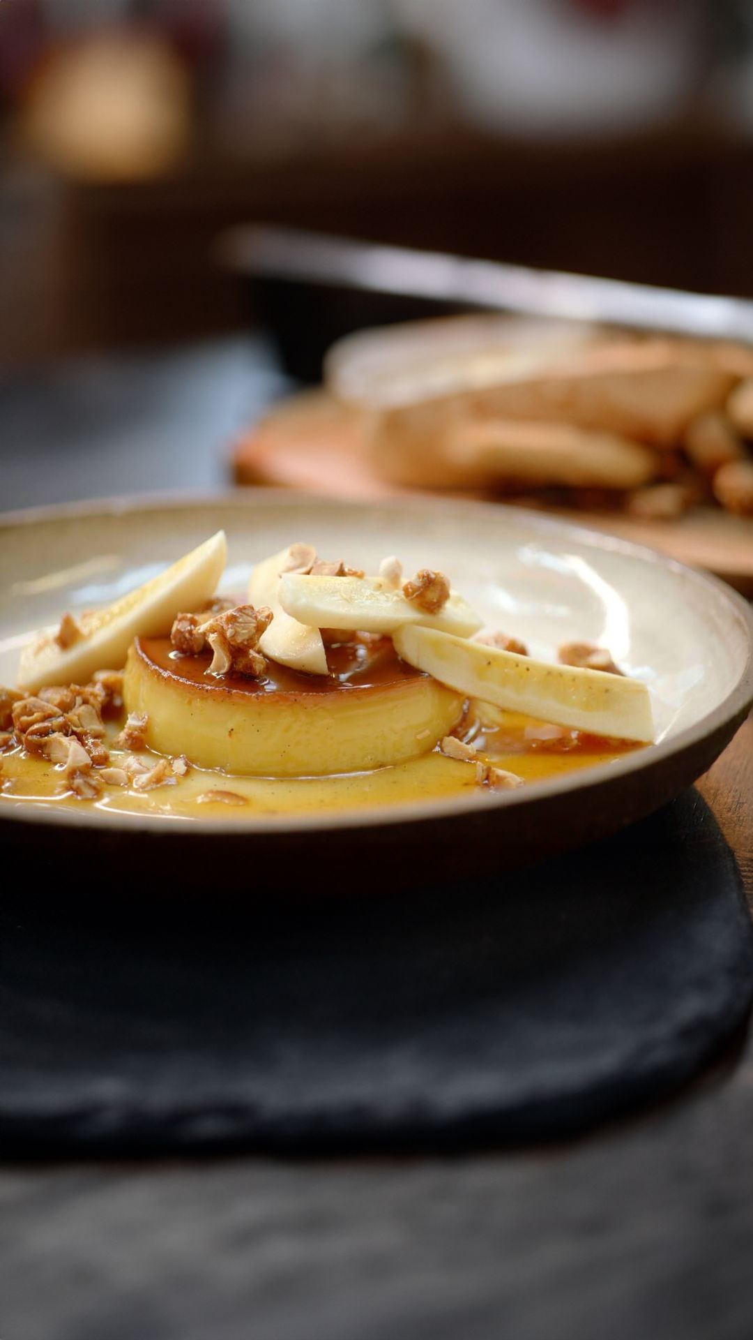 Flan-karamel met banaan en gekarameliseerde pinda