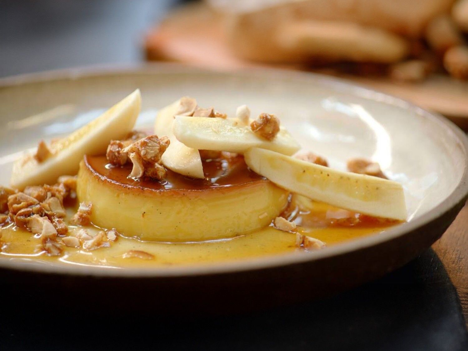 Flan-karamel met banaan en gekarameliseerde pinda