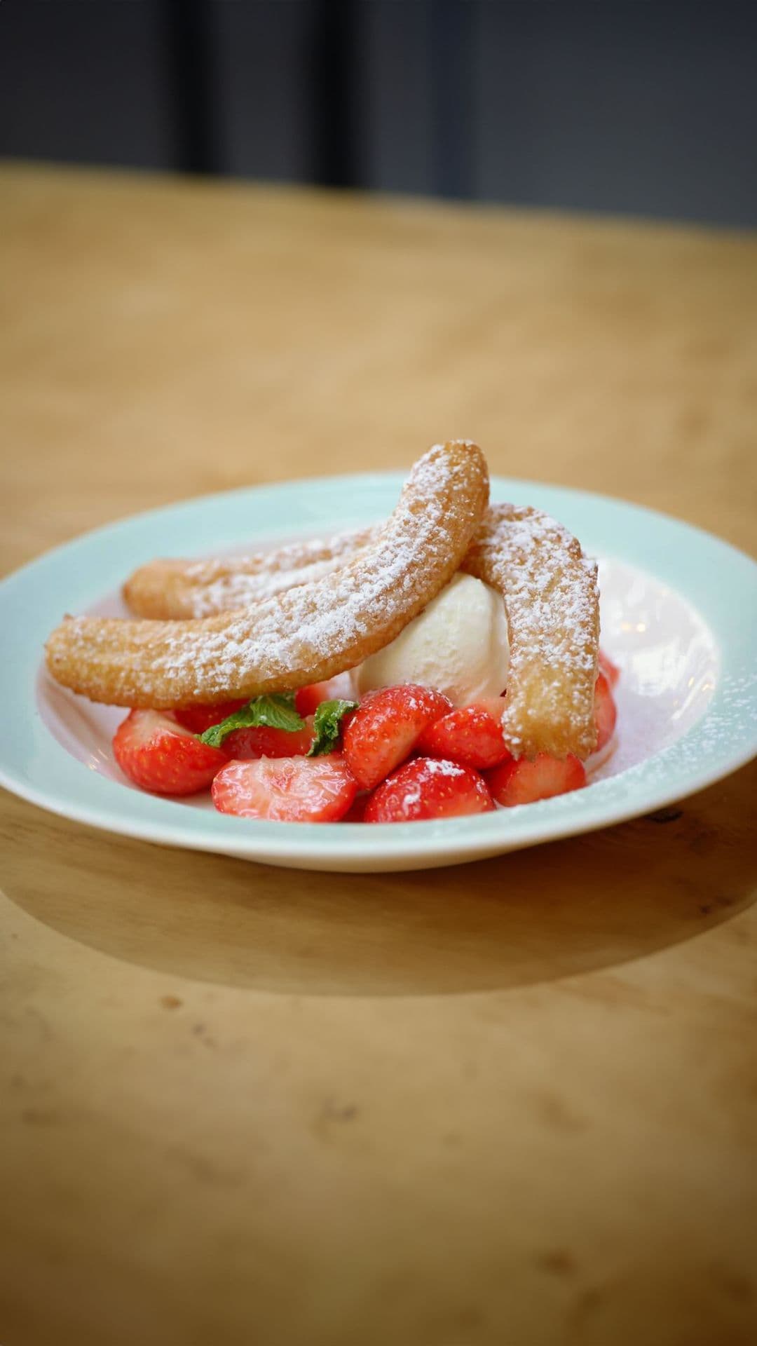 Hoeve-ijs met aardbeiensalade en churros