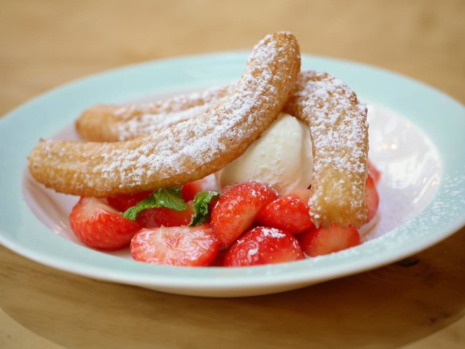 Hoeve-ijs met aardbeiensalade en churros