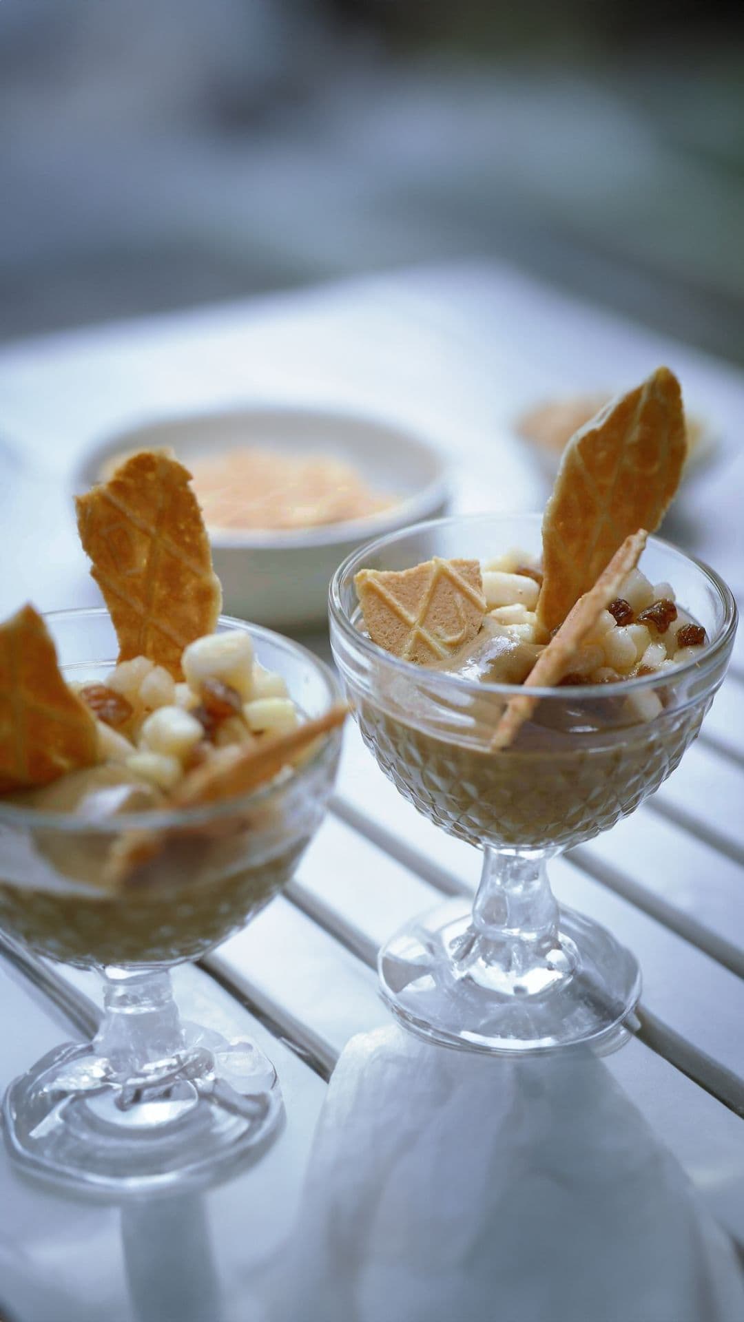 Mokkapudding met peer en boterwafeltjes
